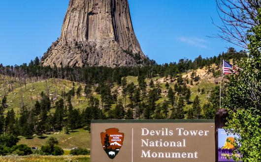cartello di fronte al devil's tower national monument (wyoming, stati uniti)