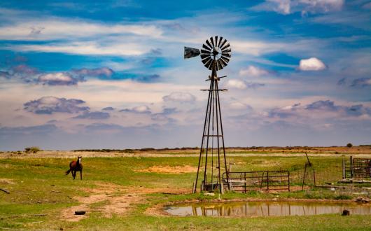 tipico mulino a vento americano (oklahoma, stati uniti)