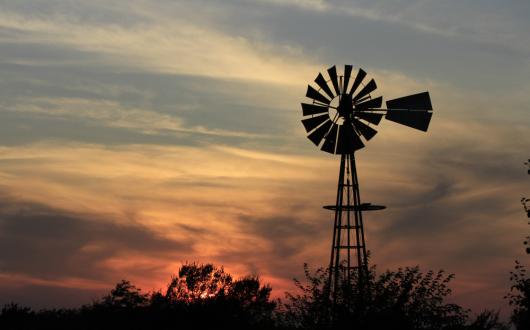 mulino a vento in una prateria del kansas al tramonto (kansas, stati uniti)