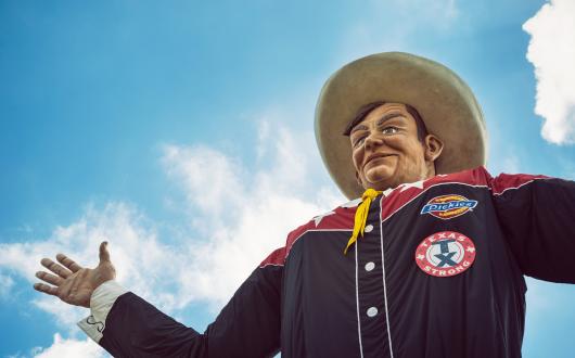 statua di cowboy gigante alla fiera di stato del texas (texas, stati uniti)