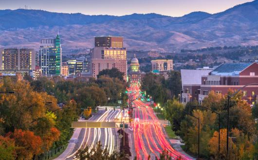 panorama della citta di boise al tramonto (idaho, stati uniti)