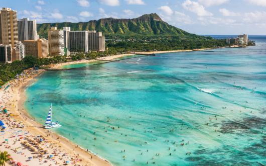 vista della costa di honolulu affacciata sull'oceano (hawaii, stati uniti)