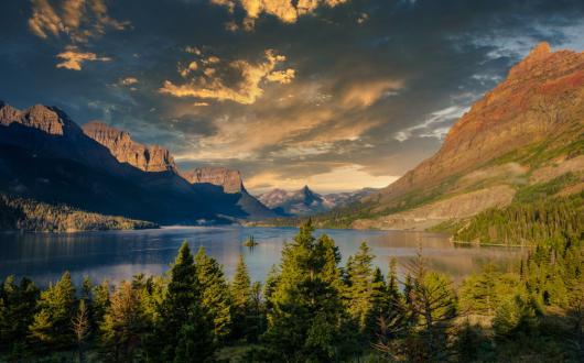 lago, foreste e montagne in montana (montana, stati uniti)