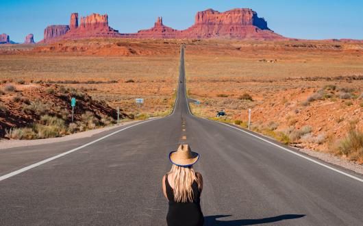 ragazza in centro alla strada verso  la monument valley (arizona,stati uniti)