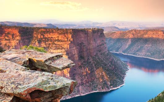 vista panoramica della flaming gorge national recreation area (utah, stati uniti)