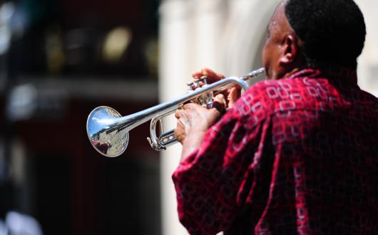 suonatore di tromba al new orleans jazz festival (louisiana, stati uniti)