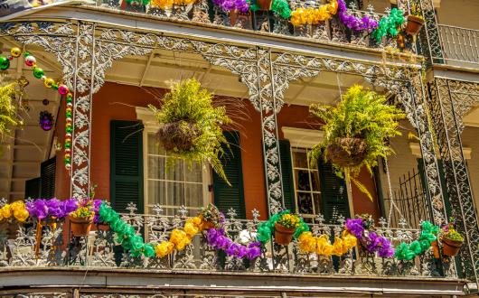 balcone fiorito di tipica casa nel french quarter (louisiana, stati uniti)