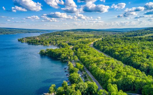 lago nella regione dei finger lakes (new york, stati uniti)