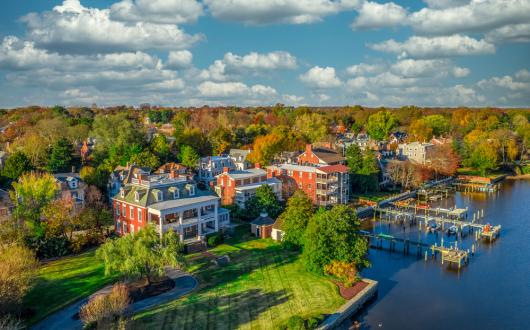 la cittadina di chestertown sulla riva del fiume (maryland, stati uniti)