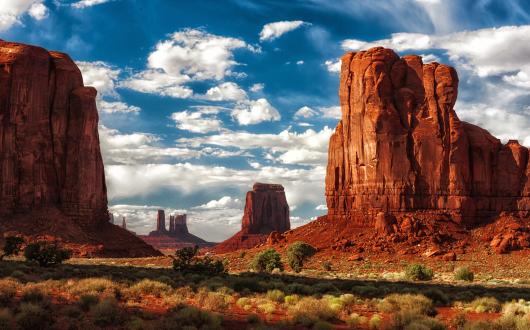 monument valley con cielo azzurro e nuvole (arizona, stati uniti)