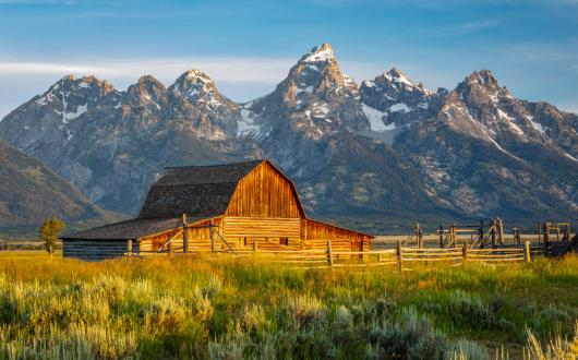 fienile di fronte al teton range nel grand teton national park (wyoming, stati uniti)