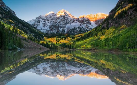 montagne rocciose del colorado riflesse nell'acqua (colorado, stati uniti)
