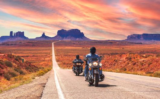 moto lungo la strada verso monument valley (arizona, stati uniti)