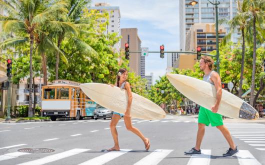 due ragazzi con tavola surf (hawaii, stati uniti)