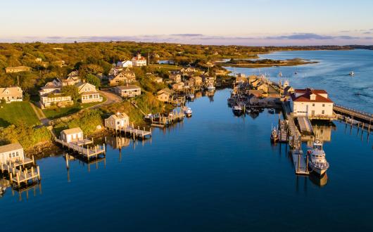 vista sul porto sull'isola di martha's vineyard (massachusetts, stati uniti)