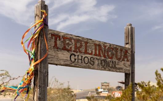cartello storico ghost town di terlingua nel deserto del texas  (texas, stati uniti)