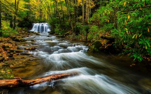 cascate all'interno dell'holly river state park (virginia, stati uniti)