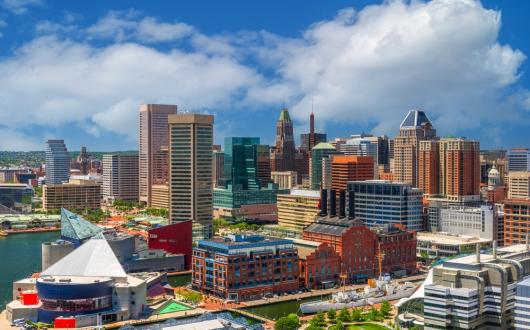 centro di baltimora con vista sui grattacieli e sul porto (maryland, stati uniti)