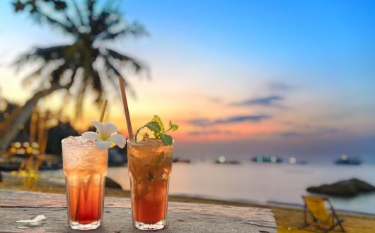 aperitivo in spiaggia al tramonto alle barbados (barbados, caraibi)