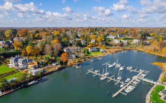 foto panoramica alla zona residenziale costiera durante il foliage (connecticut, stati uniti)