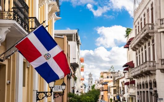 vicolo di santo domingo con bandiera della repubblica dominicana (repubblica dominicana, caraibi)