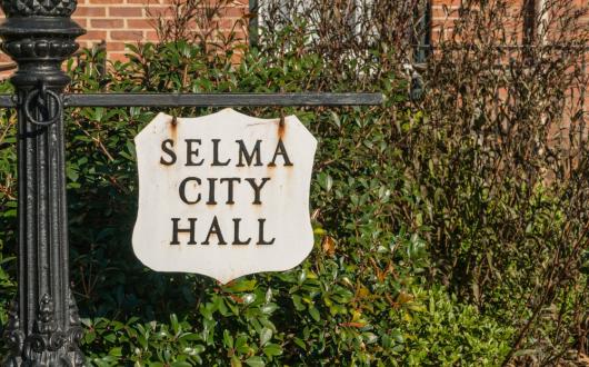 cartello che indica la sedete del municipio di selma (alabama, stati uniti)
