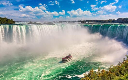 cascate del  niagara con cielo azzurro e sole (new york, stati uniti)