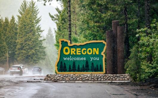 cartello verde con scritta gialla di benvenuto in oregon (oregon, stati uniti)