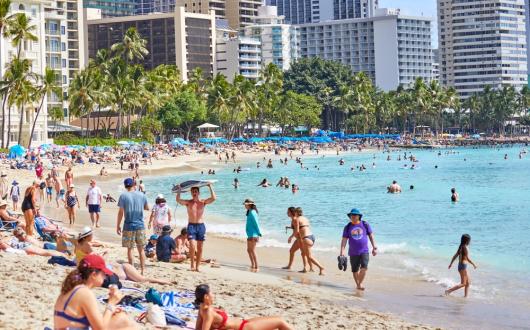 persone che prendono il sole in spiaggia sull'isola di oahu (hawaii, stati uniti)