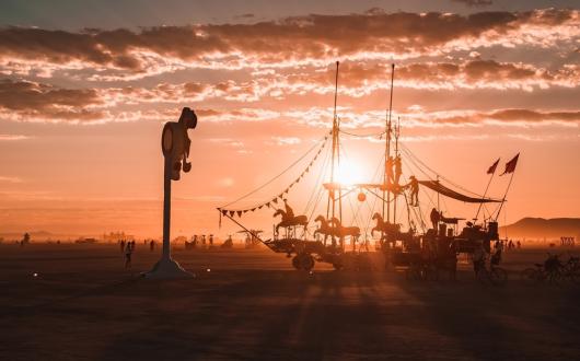 burning man festival in nevada durante il tramonto (nevada, stati uniti)