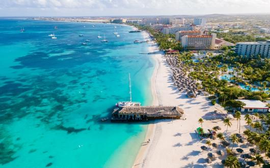 spiaggia con sabbia bianca e acque turchesi (aruba, caraibi)