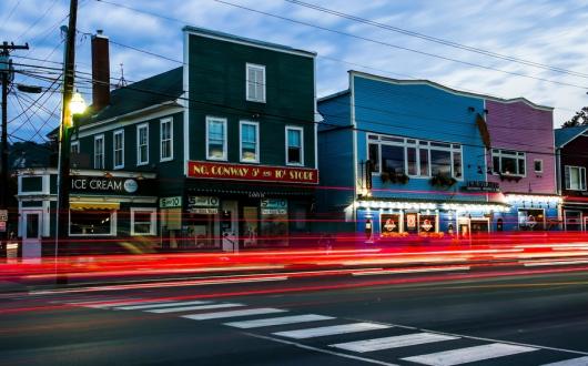 strada cittadina con edifici colorati (new hampshire, stati uniti)
