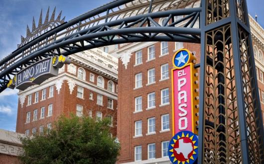 arco di ingresso nel centro storico della città di el paso (texas, stati uniti)