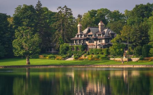 villa sulle sponde del lago a new york (new york, stati uniti)