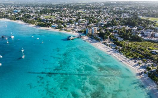 mare dalle acque turchesi alle  barbados (barbados, caraibi)