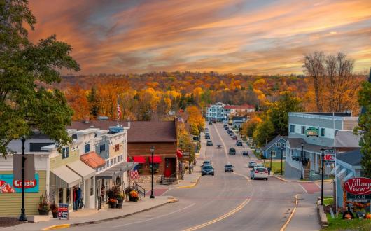 viale cittadino circondato da alberi durante il foliage nel wisconsin(wisconsin, stati uniti)