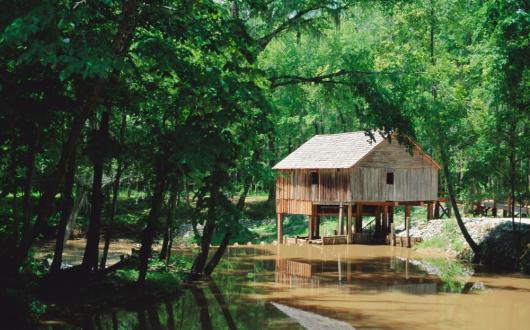 struttura storica immersa nei boschi e lungo le rive del torrente in alabama(alabama, stati uniti)