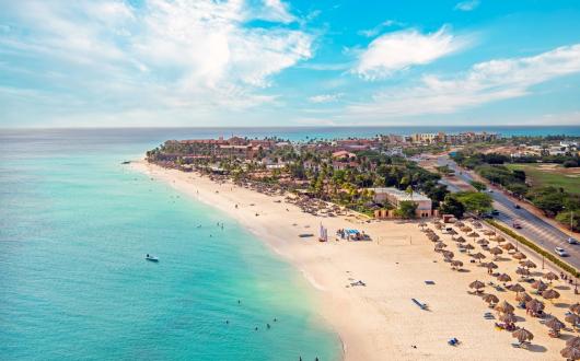 foto del mare cristallino di aruba ripreso dall'alto (aruba, caraibi)
