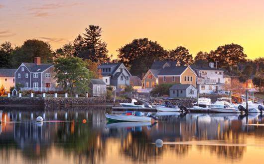 tipica cittadina costiera nel new england al tramonto (new hampshire, stati uniti)