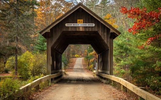 ponte coperto su una strada pubblica (rhode island, stati uniti)