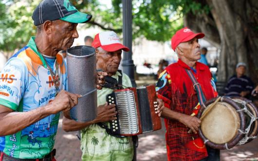 suonatori di musica locale a santo domingo (repubblica dominicana, caraibi)