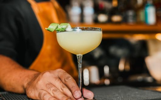 barman con cocktail