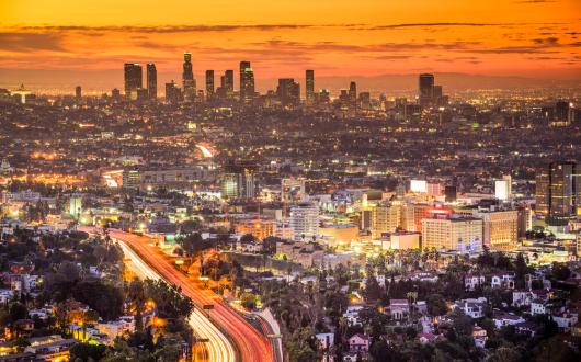 veduta dall'alto di los angeles illuminata al tramonto (california, stati uniti)
