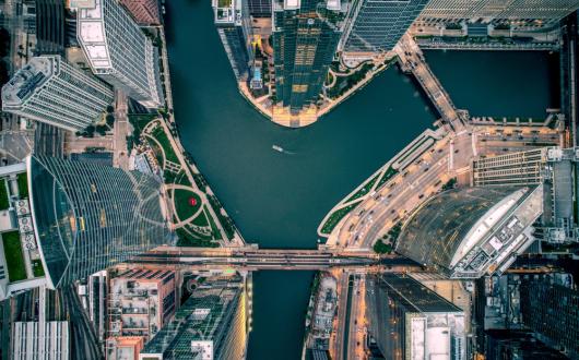 veduta aerea dello skyline di chicago col fiume (illinois, stati uniti)