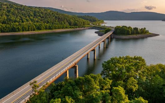 vista aerea del ponte della route 10 attraverso il cannonsville reservoir (new york, stati uniti)
