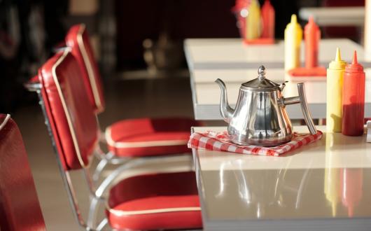 teiera sul tavolo di un tipico diner americano