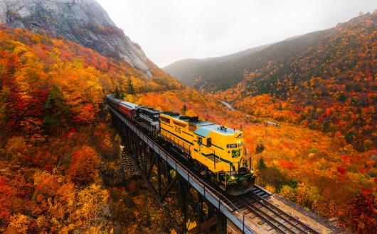 il notch train lungo la conway scenic railroad durante il foliage (new hampshire, stati uniti)