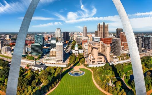skyline di st louis attraverso il gateway arch (missouri, stati uniti)