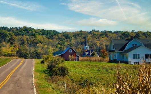 case lungo una strada nelle campagne del wisconsin (wisconsin, stati uniti)