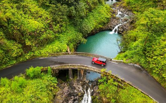 strada sull'isola di maui vista dall'alto (hawaii, stati uniti)